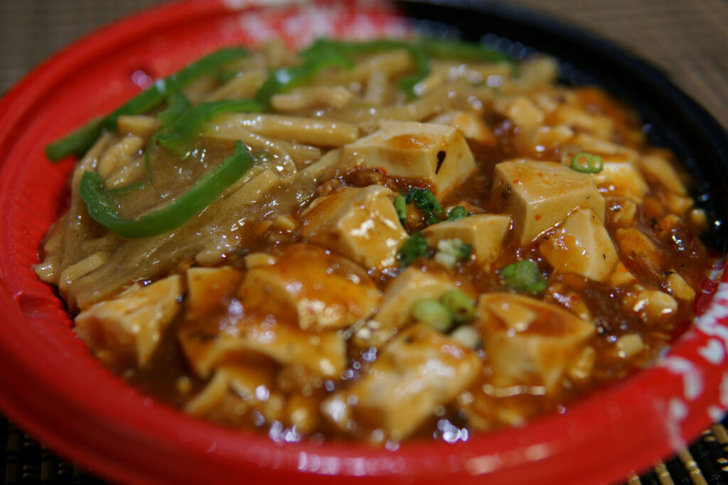 北京飯店：青椒肉絲＆麻婆豆腐の丼