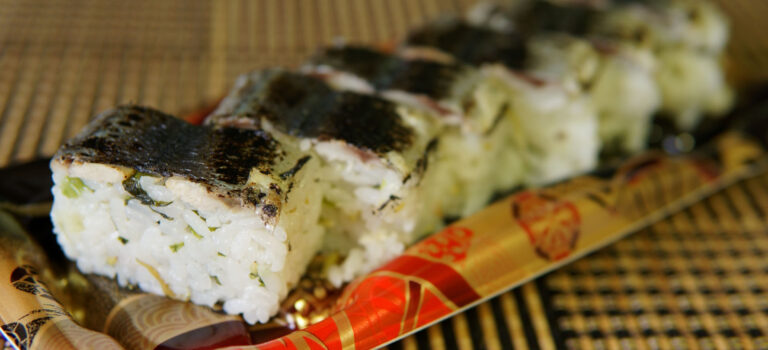 九州産高菜使用の炙り〆さんま押し寿司
