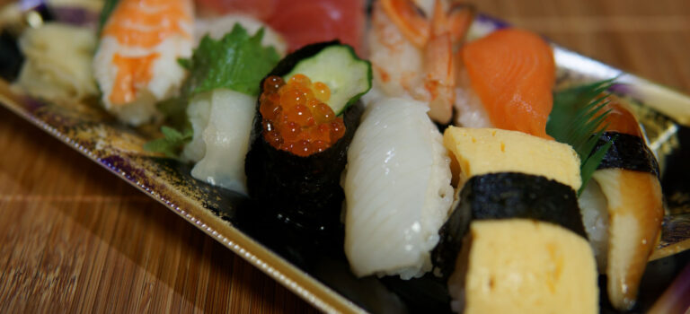 本鮪入 彩り生寿司と6種具材の海鮮丼