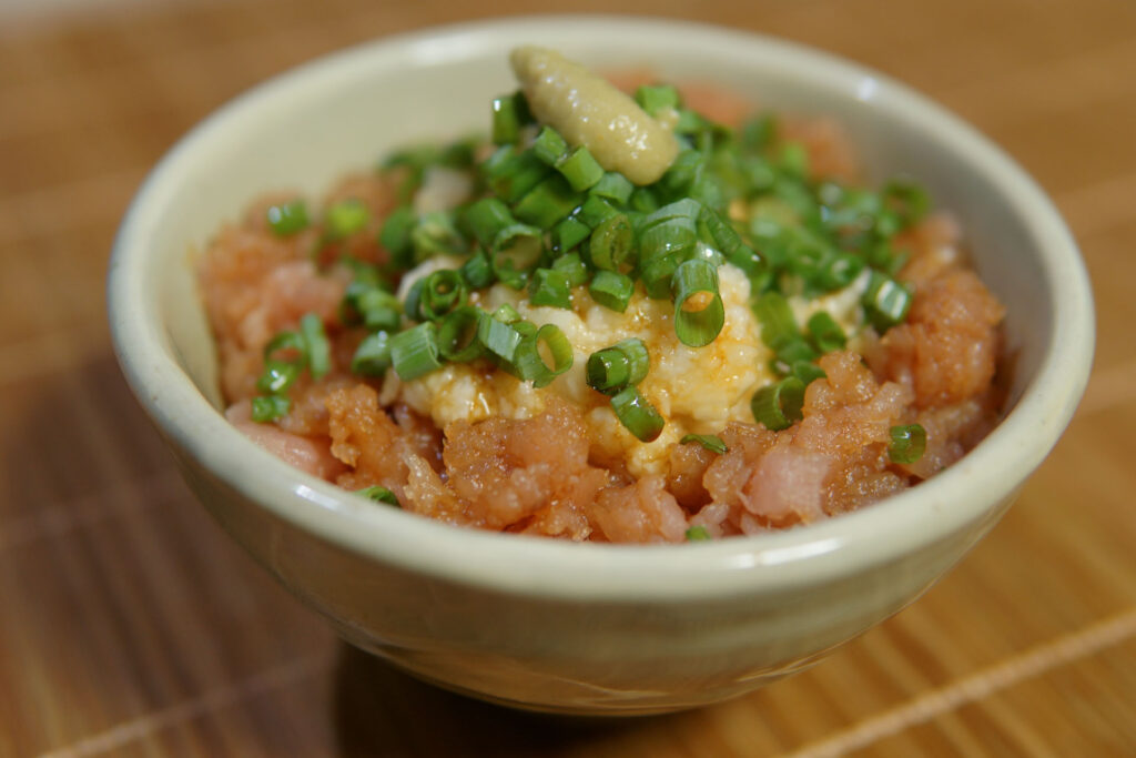 マグロの叩き山芋丼