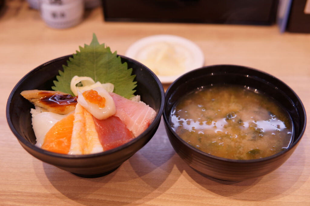 9種の海鮮丼あおさの味噌汁セット