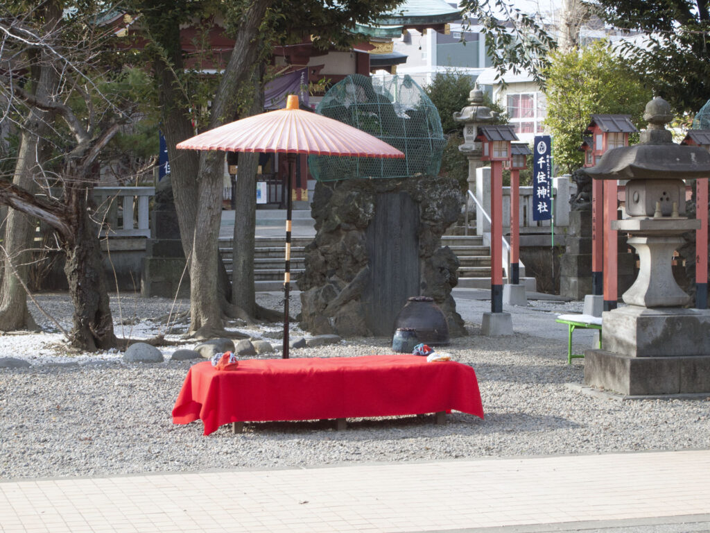 千住神社 緋毛氈の長椅子