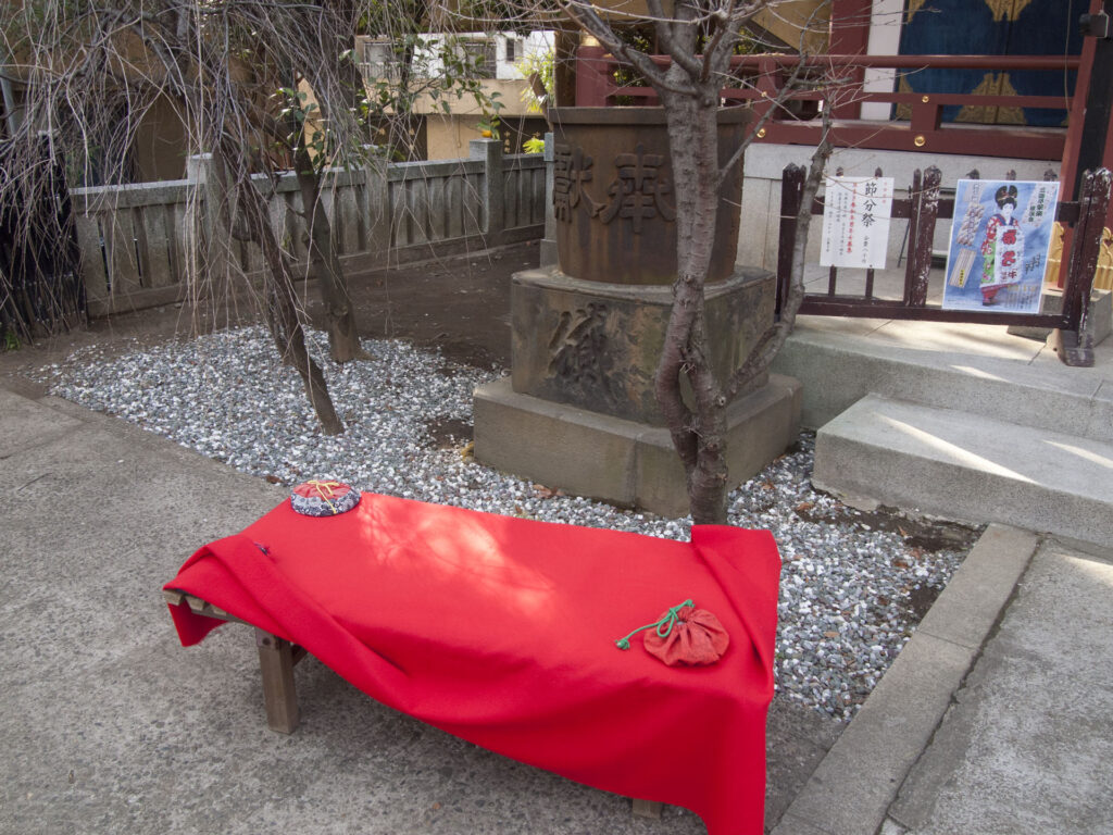 千住神社 緋毛氈の長椅子