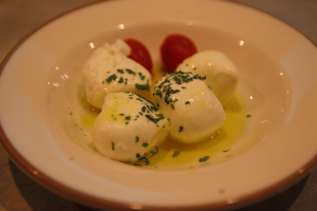 バッファローモッツァレラのカプレーゼ