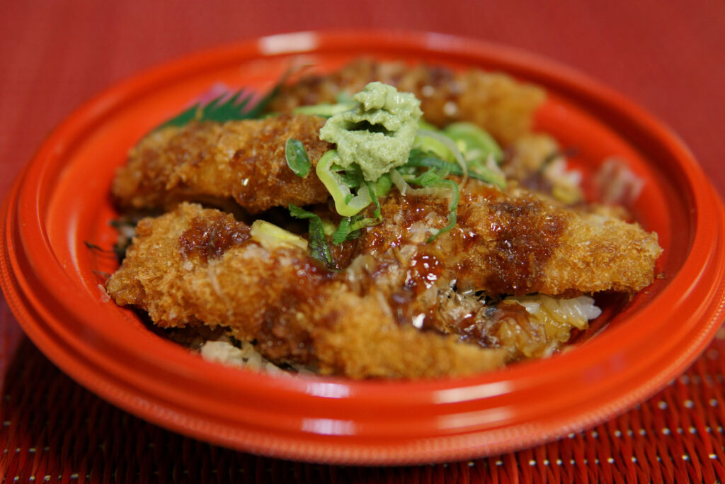 肉の旨み味わうひれかつ丼(和風だし)