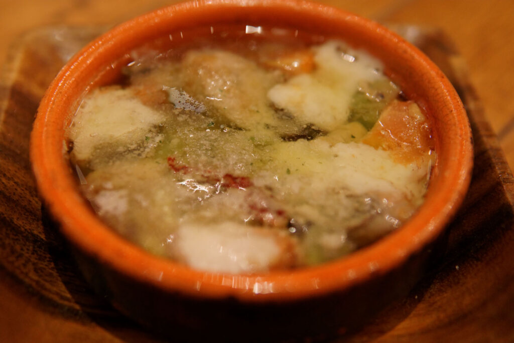 牡蠣とアボカドのモッツアレラアヒージョ