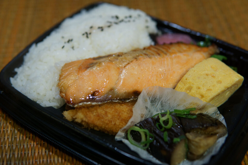 厚切り鮭弁当