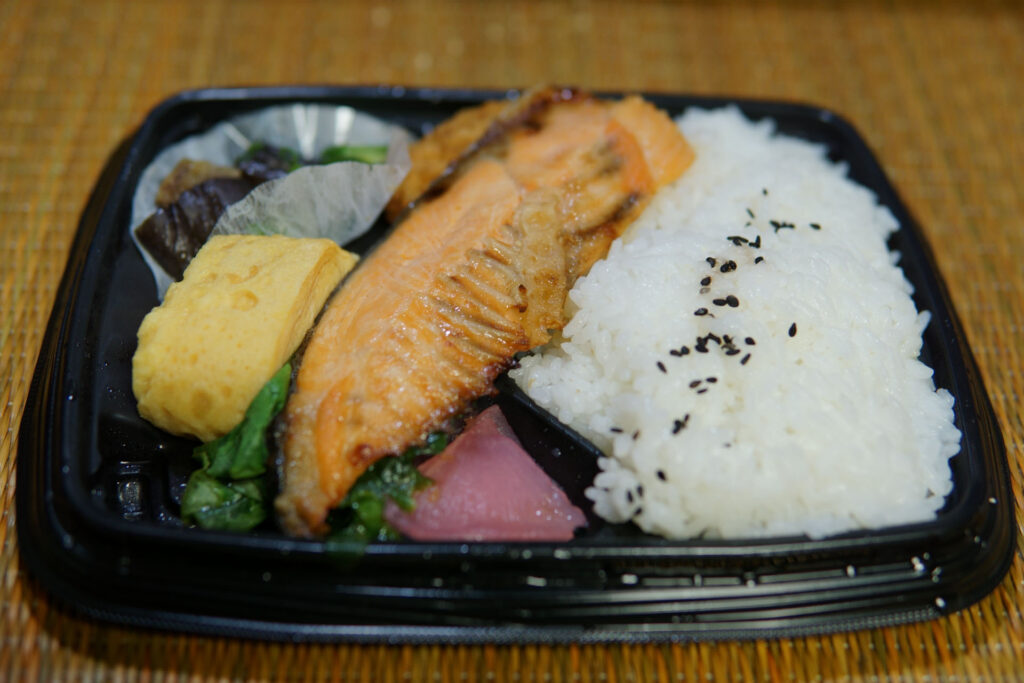厚切り鮭弁当